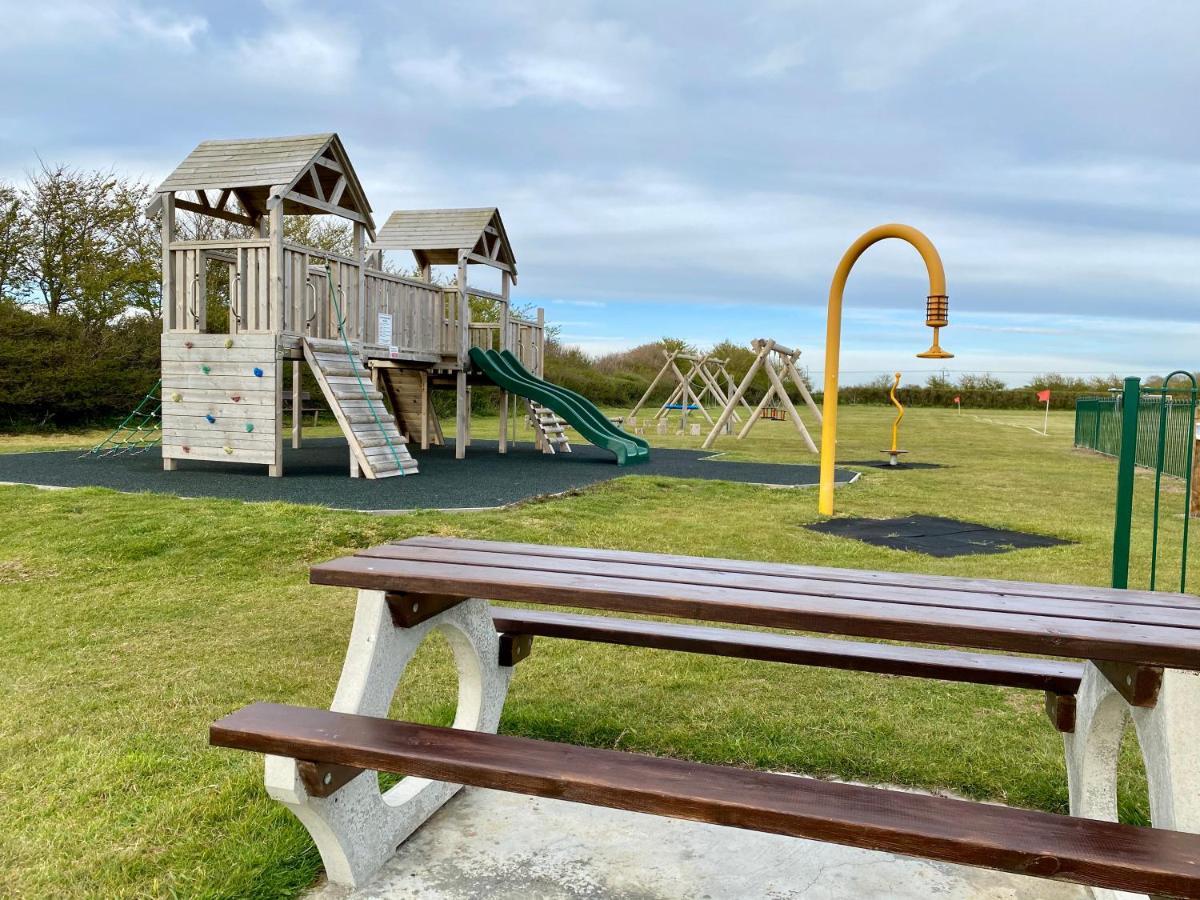 Chine Cottage Self-Catering Coastal Bungalow In Rural West Wight Фрешуотър Екстериор снимка