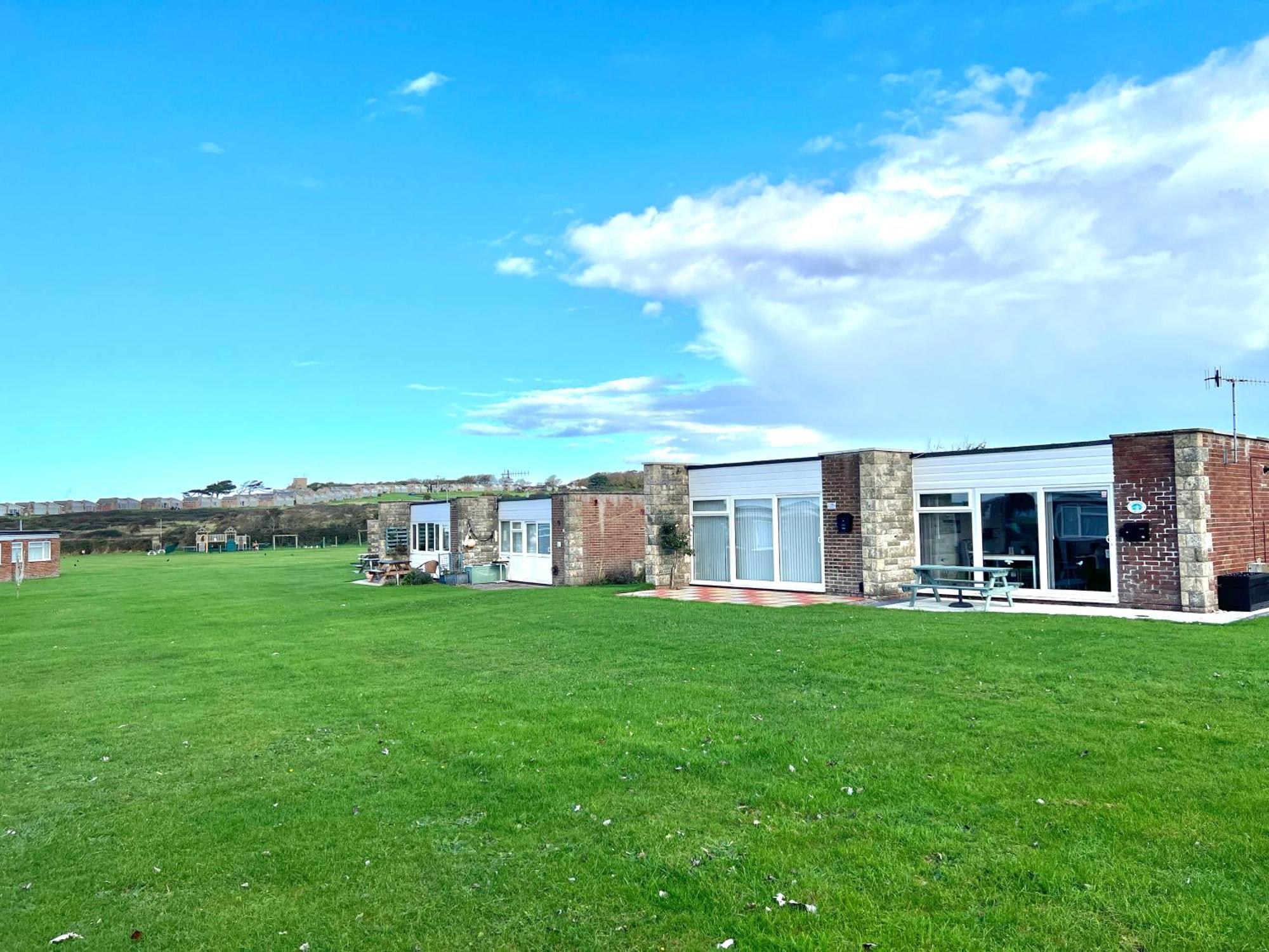 Chine Cottage Self-Catering Coastal Bungalow In Rural West Wight Фрешуотър Екстериор снимка