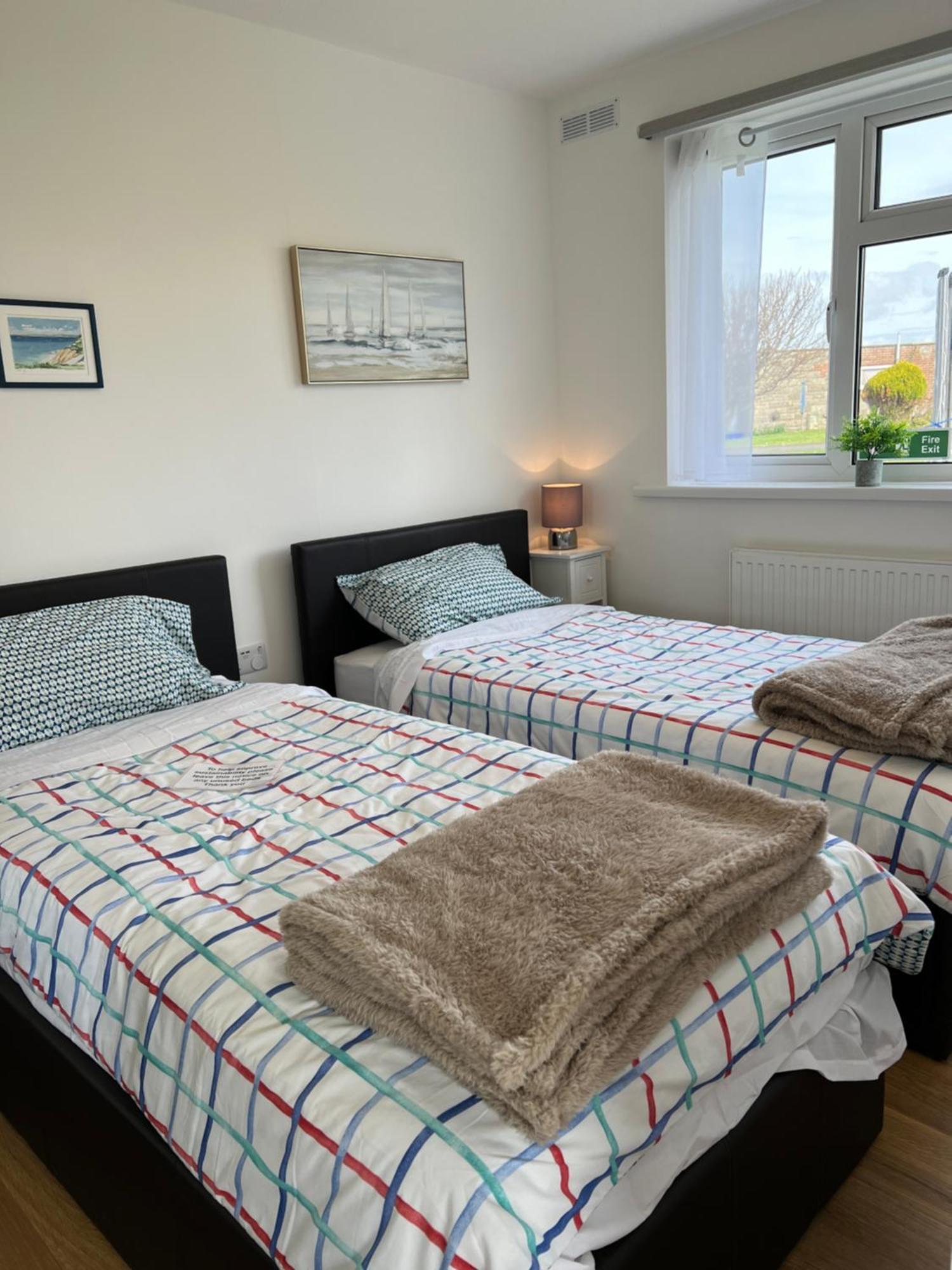 Chine Cottage Self-Catering Coastal Bungalow In Rural West Wight Фрешуотър Екстериор снимка